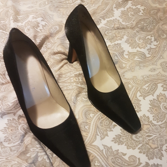 Size 14 dresses, but fits smaller. Shoes size 10 - Picture 2 of 8